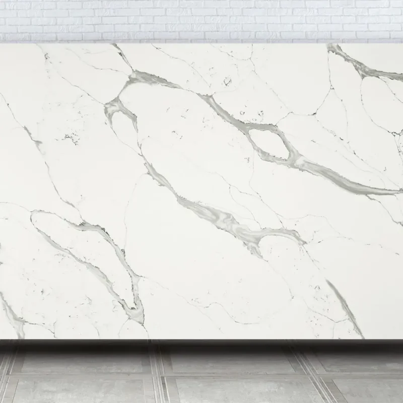 Blat bucătărie quartz Calacatta Arras Quartz Avant alb cu vene gri rezistent la pete și zgârieturi.