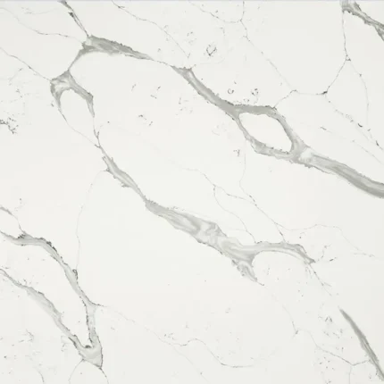 Blat bucătărie quartz Calacatta Arras Quartz Avant alb cu vene gri rezistent la pete și zgârieturi.