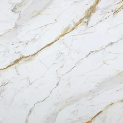 Blat bucătărie quartz Calacatta Besson Quartz Avant alb cu vene proeminente rezistent la pete și zgârieturi.