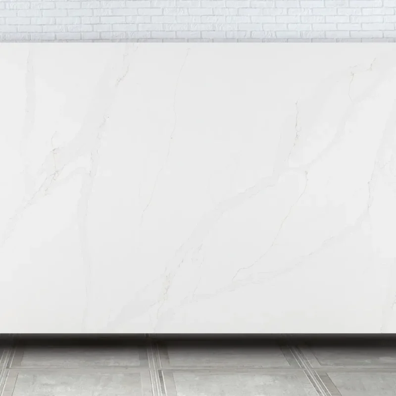 Blat bucătărie quartz Calacatta Cannes Gold Quartz Avant alb cu vene aurii rezistent la pete și zgârieturi.