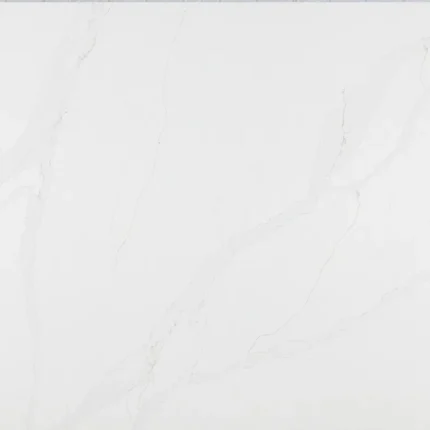 Blat bucătărie quartz Calacatta Cannes Gold Quartz Avant alb cu vene aurii rezistent la pete și zgârieturi.
