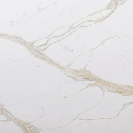 Blat bucătărie quartz Calacatta Chenonceau Quartz Avant alb cu vene fluide rezistent la pete și zgârieturi.