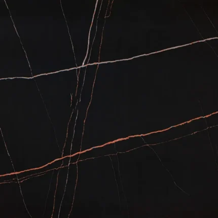 Blat bucătărie quartz Calacatta Marseille Quartz Avant alb cu vene gri rezistent la pete și zgârieturi.