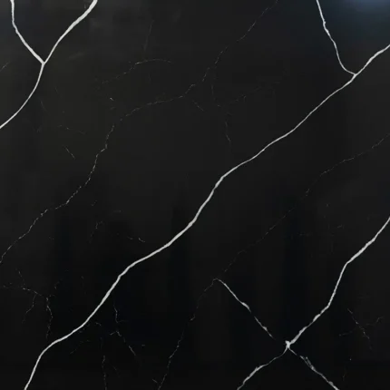 Blat bucătărie quartz Calacatta Mont Saint-Michel Quartz Avant alb cu vene elegante rezistent la pete și zgârieturi.