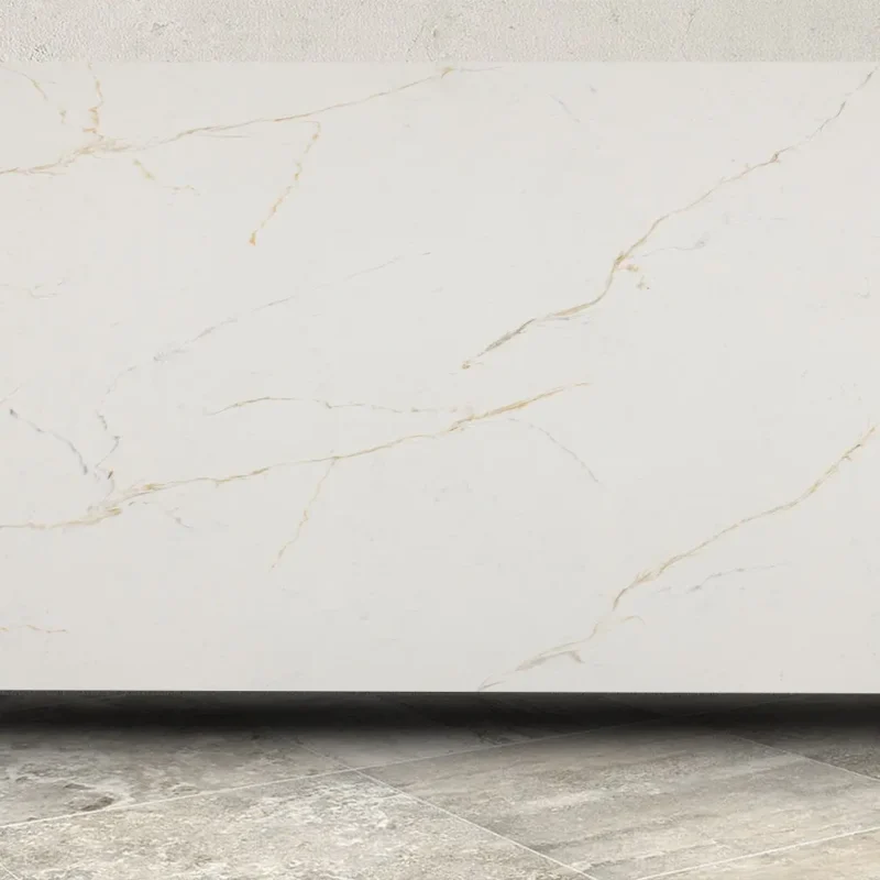Blat bucătărie quartz Calacatta Pantin Quartz Avant alb cu vene discrete rezistent la pete și zgârieturi.