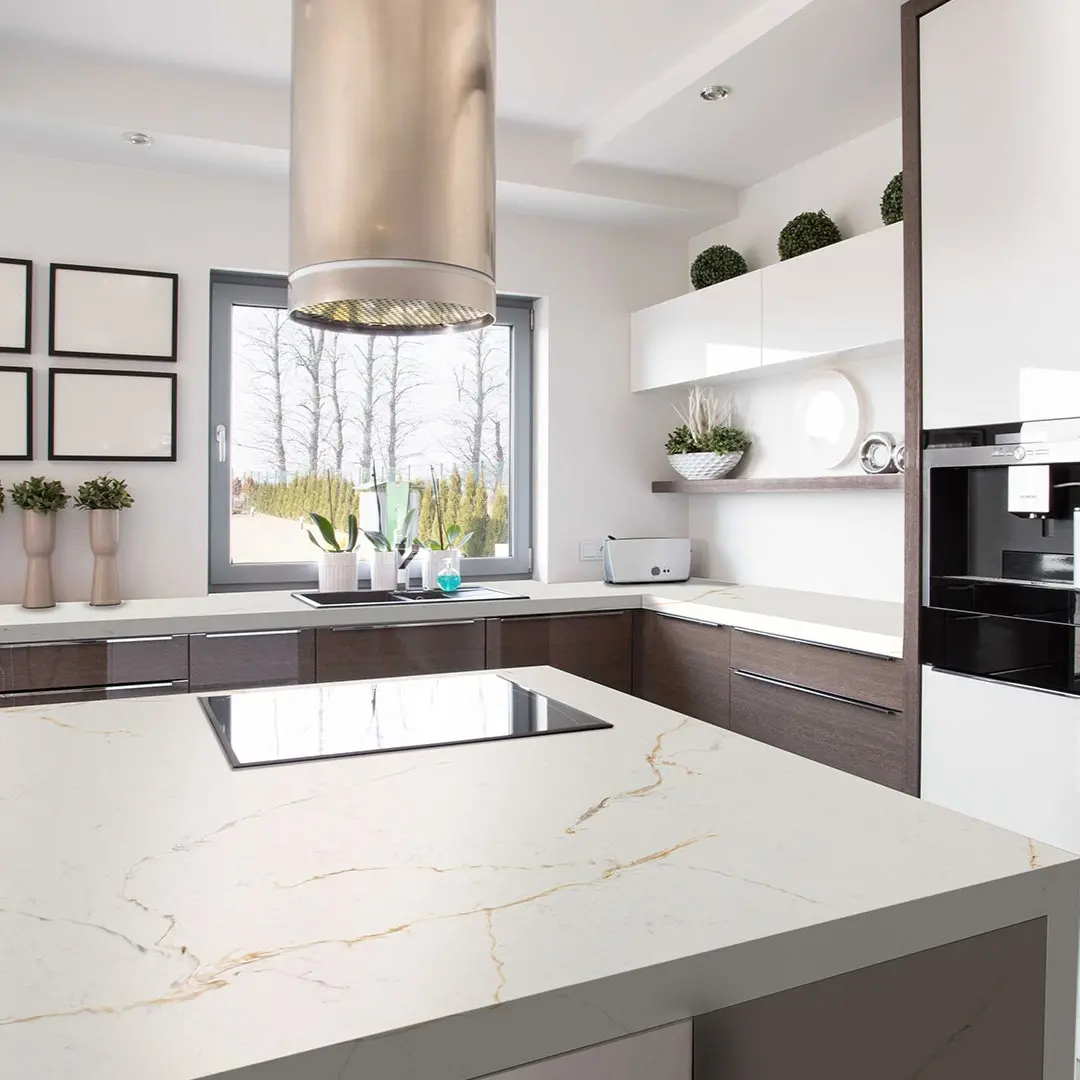 Calacatta Pantin blat bucatarie quartz alb vene aurii si ocru discrete