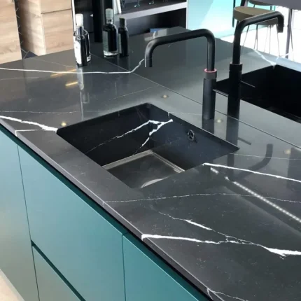 blat-bucatarie-quartz-et-marquina-insula