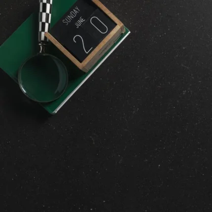 Blat bucătărie quartz Mystic Blue Quartz Coante albastru închis rezistent la pete și zgârieturi.