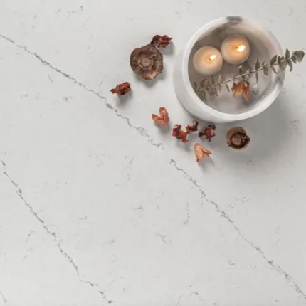 Blat bucătărie quartz Statuario Quartz Coante alb cu vene gri rezistent la pete și zgârieturi.