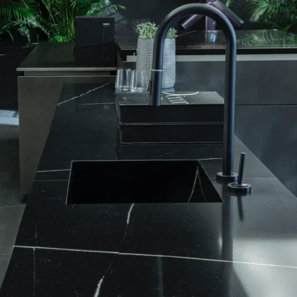 Detaliu estetic pentru un ET Noir Quartz Silestone montat ca blat de bucătărie rezistent.
