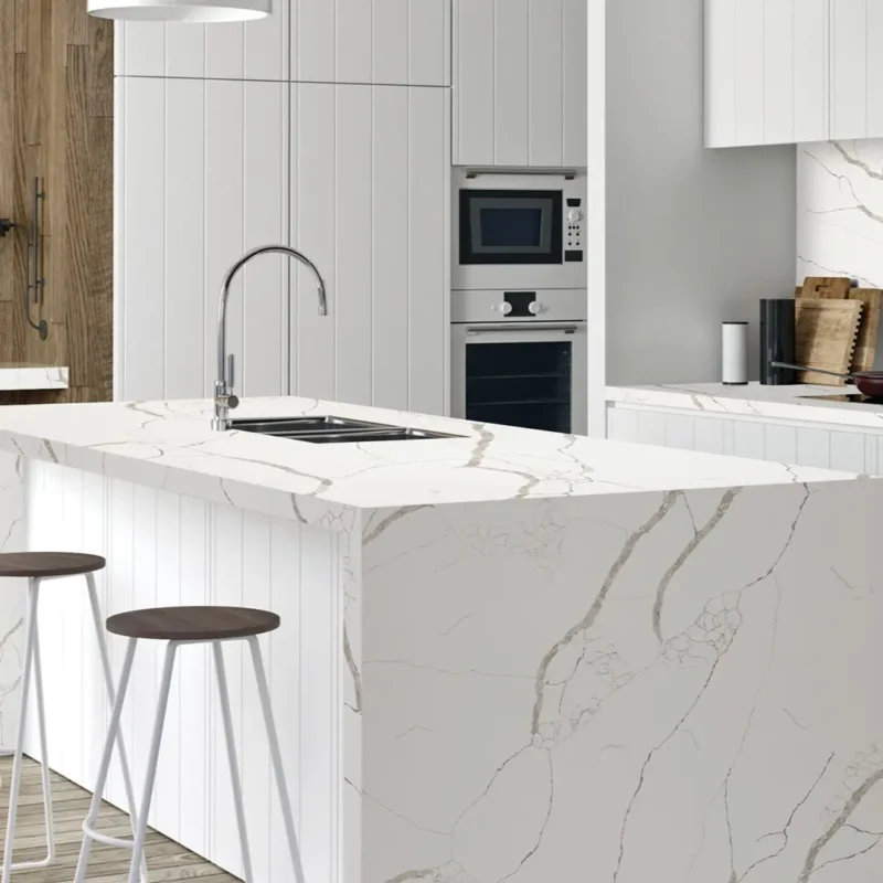 Calacatta Dauphine Quartz Avant blat bucatarie alb vene gri gold